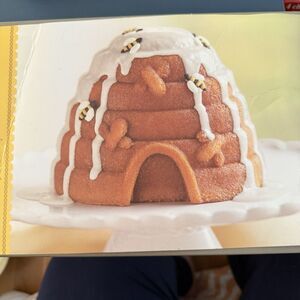 Nordic Ware 3D Beehive Cake Pan Non-Stick Cast Aluminum. Williams Sonoma. NOS